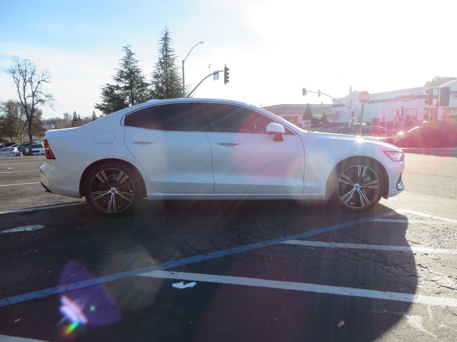 2019 White /BROWN Volvo S60 Inscription (7JRA22TL8KG) with an 4-Cyl, Drive-E, Turbo, Supercharged, 2.0 Liter engine, Automatic, 8-Spd Geartronic w/Adaptive Shift transmission, located at 2630 Grass Valley Highway, Auburn, CA, 95603, (530) 508-5100, 38.937893, -121.095482 - Photo #3